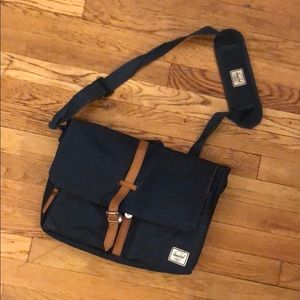 Navy Hershel Messenger Bag EXCELLENT Condition